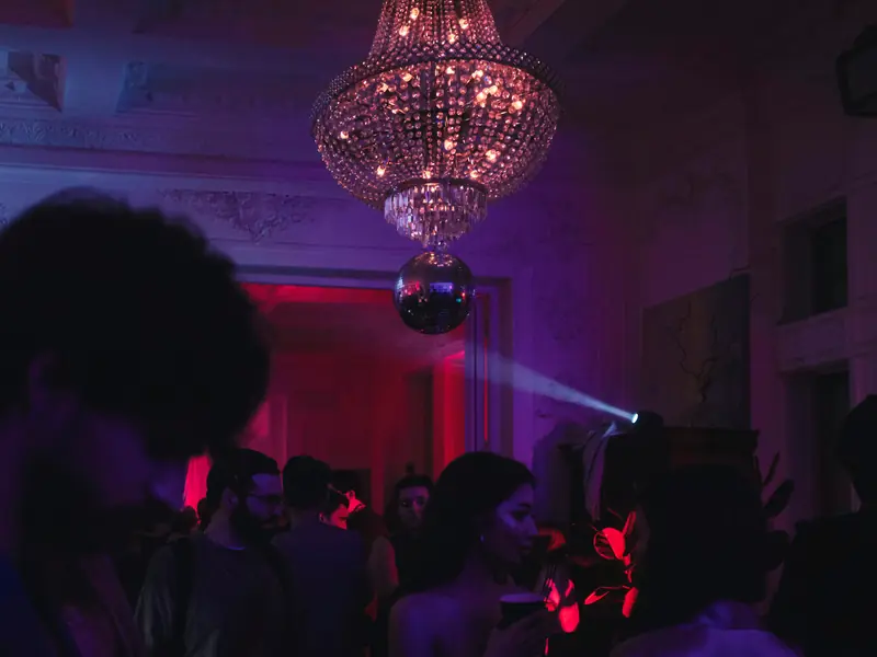 Soirée festive sur le pont d'un navire de croisière avec éclairage moderne